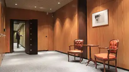 Gediegenes Ambiente im Vorzimmer. Michael Voigts und seine MItarbeiter begleiten die Kunden zu ihren Schließfächern, die dann aber aus Diskretion allein bleiben? Was sich in den Fächern befindet? Voigts weiß es nicht.