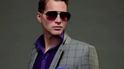 Die Herren greifen gerne zur Pilotenbrille - diese gibt es meist mit einer klassischen Metallfassung, wie bei Scabal zu sehen. Foto: Scabal
