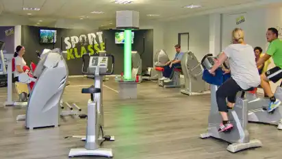 Nach dem Training kann man in der Sportklasse entspannt die Seele baumeln lassen. Das Fitnessstudio ist nämlich nicht nur mit qualitativ hochwertigen Sportgeräten, sondern auch mit einer komfortablen Sauna inklusive Ruheraum ausgestatt. FOTOS(6): OEL