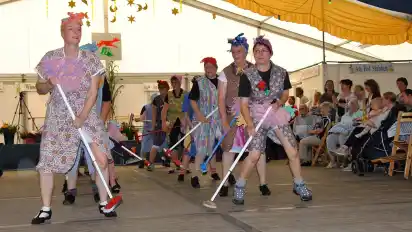 Die tanzenden Landpomeranzen, hier als „olle Putztrutschen“ verkleidet, brachten die Stimmung im Festzelt zum Kochen. BÄR ·
