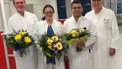 Michael Spatny (rechts), Chefarzt des Kreiskrankenhauses Osterholz-Scharmbeck, freut sich mit Claas Tietjen, Beate Dahlke und Omar Omar (von links). Das Trio hat die Facharztprüfung in Chirurgie erfolgreich bestanden.