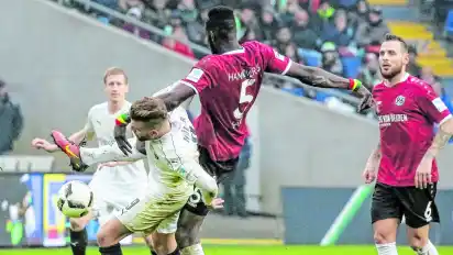 In Hannover holte Lucas Höler (vorne links im Duell mit Salif Sane) mit Sandhausen im Dezember 2016 ein 0:0.