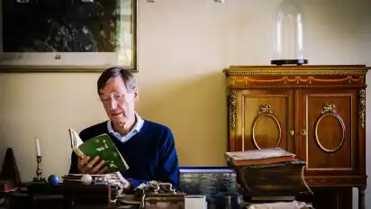 Henrich Wilckens am Schreibtisch in seinem Haus in Braunschweig. In der Hand hält er das Tagebuch seiner Mutter, das von ihrer Liebe zum Preußen-Prinzen handelt.