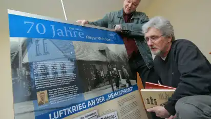 Haben zwölf Stellwände für die Ausstellung zum Jahrestag des Kriegsendes gestaltet: Ulrich Deppe (li.) und Stadtarchivar Hermann Greve
