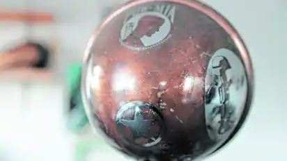Auf einer alten Motorrad-Lampe hat Andrea Otten verschiedene Motive eingeätzt, um zu zeigen, was mit dieser Technik alles möglich ist. Auch die Grundfläche kann sie künstlich altern lassen, um gewünschte "Vintage-Effekte" zu erzeugen.