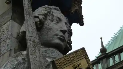 Wer kennt nicht den Bremer Roland? Er ist ein echtes Wahrzeichen der Hansestadt. Seit 1973 steht der Repräsentant des Kaisers unter Denkmalschutz und wurde 2004 gemeinsam mit dem Rathaus von der UNESCO zum Weltkulturerbe der Menschheit erklärt. Angeblich blickt der Roland zum Dom, um dem Bischof zu verdeutlichen, dass die Bürger auf dem Marktplatz das Sagen haben. Doch eigentlich richtet sich seine Aufmerksamkeit Richtung Ostertor. Von dort aus kamen nämlich die Händler in die Innenstadt. Mit seinem Blick wollte er sie begrüßen.