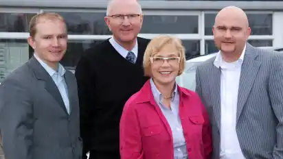 Die Unternehmerfamilie besteht aus den Gründern Heino und Renate Mühlenhort (Mitte) sowie den Söhnen Lars (l.) und Hendrik (r.). Foto: Mühlenhort