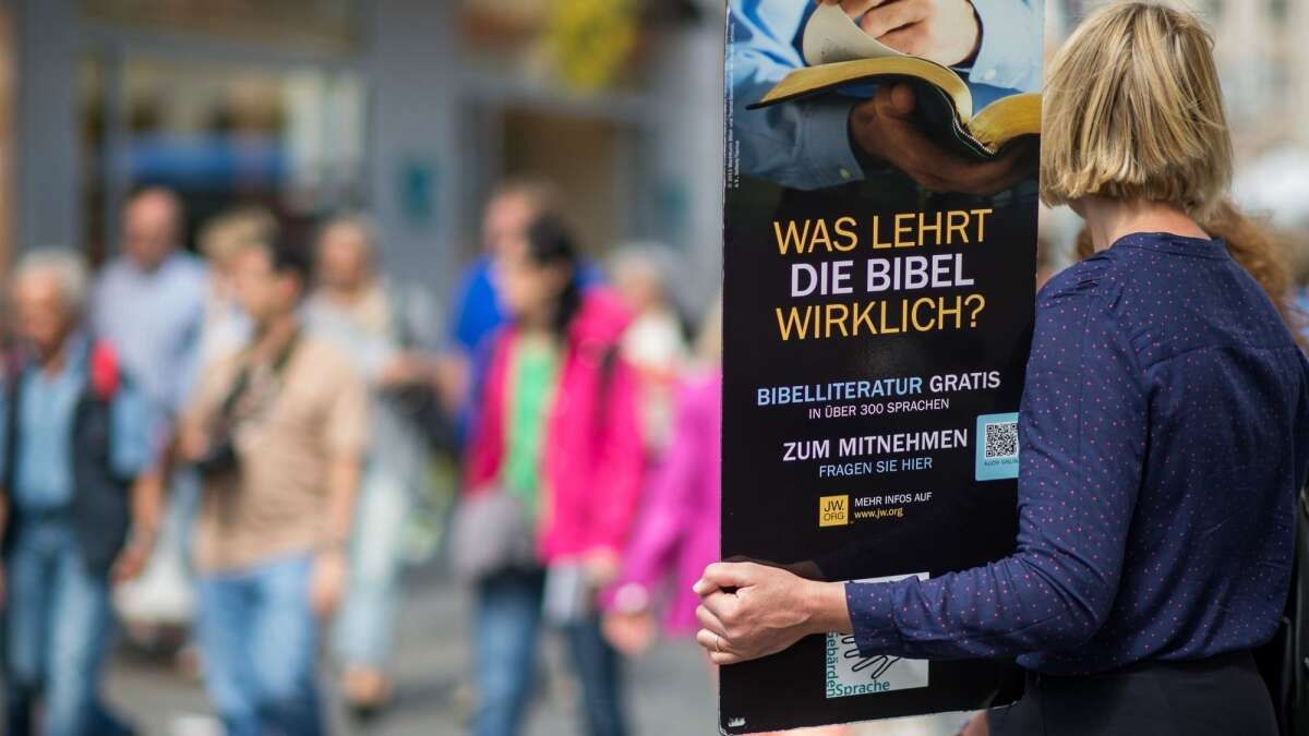 Radikaler Bruch mit Zeugen Jehovas Sie bekmpft, was sie frher selbst predigte Radikaler Bruch mit Zeugen Jehovas Sie bekmpft, was sie frher selbst predigte