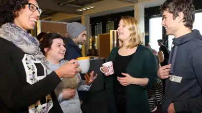 Zu jedem „Café International“ der Hochschule Bremen kommen mehr junge Leute. Mona, Fatma, Lisa und Dara genießen den Austausch in lockerer Atmosphäre.