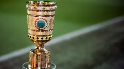 Der DFB-Pokal wird alljährlich an den Gewinner weitergereicht. Bezahlten darf der jeweilige Klub eine Original-Kopie. Die des HSV von 1987 ist nun kaputtgegangen und wird ausgerechnet in Bremen repariert.