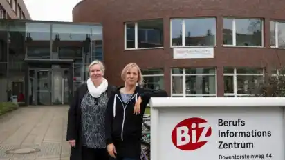 Carola Brunotte und Anja Mayer bieten jungen Menschen in der Jugendberufsagentur umfassende Beratung.