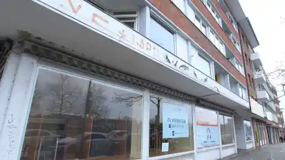 In diesem Wohnhaus an der Ecke Tiefer/Balgebrückstraße fielen in der Nacht zum Sonnabend die Schüssem mit denen ein Polizist eine 17-Jährige schwer verletzte.