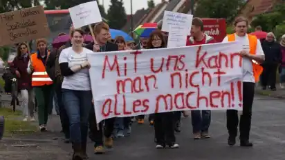 2013 protestierten Anwohner der Turnerstraße in Blumenthal gegen Erschließungsbeiträge. Wenn es nach Senatorin Maike Schaefer geht, werden Anliegern die Beiträge künftig erlassen.