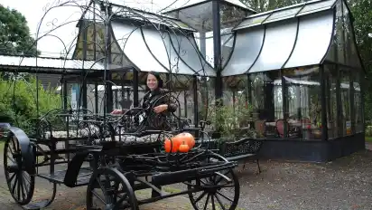 Als wäre Cinderella gerade ausgestiegen: Im Außenbereich des "Café Salon 1900" der Villa Osterndorff in Offenwarden kann man jetzt auch in dieser Kutsche Platz nehmen. Nancy Steklar hat das spezielle Sitzmöbel zusammen mit ihrem Bruder Frank geschaffen.