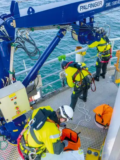 Ein Team der Deutschen Windtechnik bei Arbeiten im Offshore-Windpark Dan Tysk.