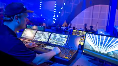 Sascha Matthes arbeitet als Licht-Operator beim Buvisoco. Das Erscheinungsbild der Bühne liegt ein Stück weit in seinen Händen.
