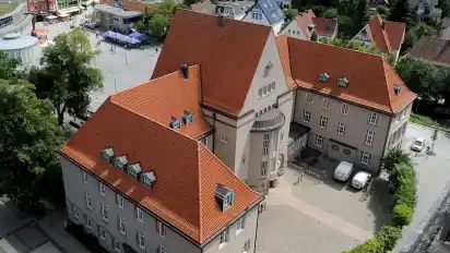 Das Haus Coburg (links), in dem die Städtische Galerie heute ihren Sitz hat, war das erste Werk, des Architekten in Delmenhorst. Sein Meisterstück wurde knapp zehn Jahre später die Rathaus-Anlage, zu der auch ein Wasserturm und eine Markthalle gehören. Die Gebäude sollten mindestens drei Plätze definieren, so die Bedingung.
