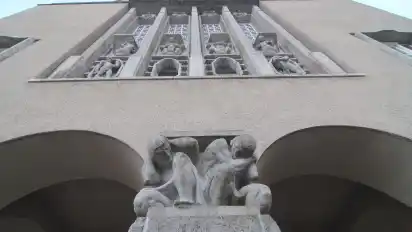 Schlicht und sachlich, aber trotzdem monumental: Das Rathaus mit dem für Stoffregen so typischen grauen Rauputz war seinerzeit ein Meilenstein der Architektur.