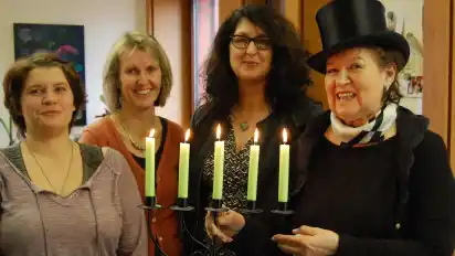 Freuen sich auf neun stimmungsvolle Kerzenschimmer-Hochzeiten: Die Syker Standesbeamtinnen Sina Christiansen (von links) und Heike Wilhelm sowie Claudia Bender vom Syker Vorwerk und Christiane Palm-Hoffmeister von der Barrier Wassermühle.