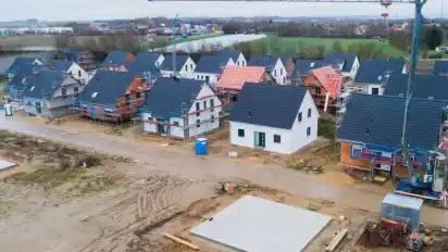 Einfamilienhäuser werden in der Region Hannover gebaut. Foto: Julian Stratenschulte/dpa