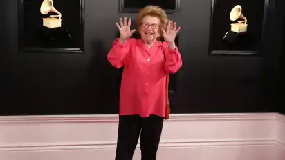 Gibt seit 1980 im amerikanischen Radio und TV Ratschläge für guten Sex: Dr. Ruth Westheimer.