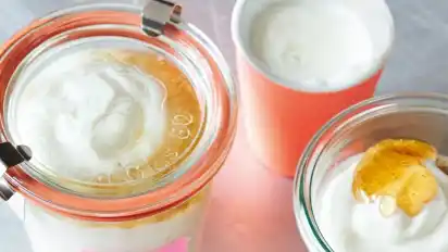 Ob mit Nüssen oder Früchten: Auch ein klassisches Porridge mit Haferflocken lässt sich vielfältig kombinieren.