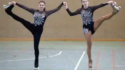 Die Rollschuhläuferinnen Talissa Barbato (l.) und Paula Römer nehmen ein enorm hohes Trainingspensum auf sich, um im Rollkunstlauf erfolgreich zu sein. Sogar die Qualifikation zu den Weltmeisterschaften in Neuseeland hatten sie mit ihrer Formation in der Tasche, mussten eine Teilnahme aus Kostengründen jedoch absagen.