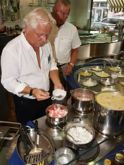 Knut Mörland und Freund Kjell Walter Sörensen an den Töpfen bei Scharringhausen: Für die Fischsuppe hat er nur Beck’s zur Hand. Aber das geht wohl auch.