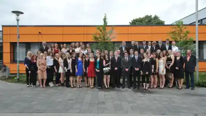 Die Absolventen des Abiturjahrgangs 2013 des Ganderkeseer Gymnasiums freuen sich, dass sie die Schule hinter sich gebracht haben und blicken gespannt ihrer Zukunft entgegen.