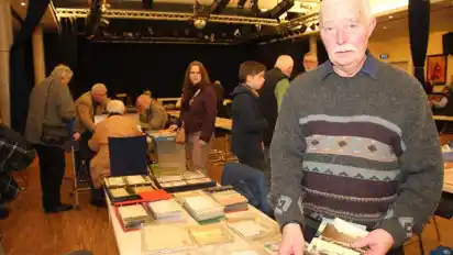 Siegfried Droste aus Wilhelmshaven bot Schiffspostkarten aus dem Ersten und Zweiten Weltkrieg an.