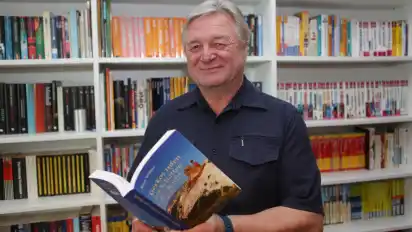 Horst Wehrse mit seinem jüngsten Buch „Geckos rufen im Schatten der Nacht“.