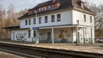 Für 95.000 Euro versteigert: Der Bahnhof in Großburgwedel.