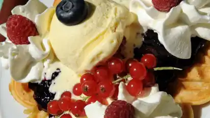 Vanilleeis mit Schlagsahne