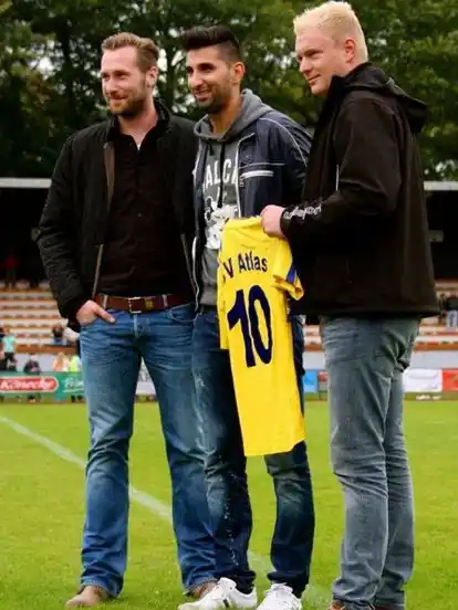 Die neue Nummer zehn des SV Atlas Delmenhorst: Musa Karli (Mitte) posiert mit den Teamleitern Tammo Renken (links) und Bastian Fuhrken. In der Halbzeitpause des Spiels gegen den TSV Ganderkesee wurde der ehemalige Drittliga-Spieler den Atlas-Fans vorgestellt.