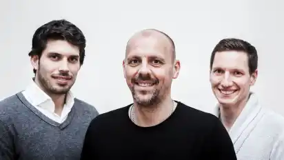 Ein Team, das aus voller Überzeugung arbeitet: Markus Däggelmann (l.), Marc Kosicke, Marvin Docke beraten Fußballtrainer, vermarkten Spieler und Moderatoren.