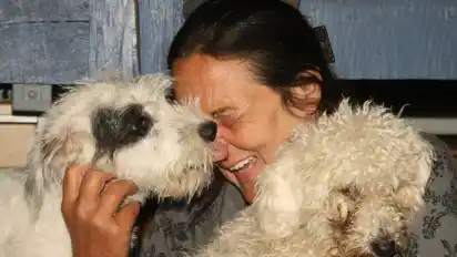 Vertrauen auf beiden Seiten. Annette Buchholz gibt Hunden aus Teneriffa und Südspanien eine zweite Chance. Jerry und Petete sind zwei von den Glücklichen, die in Deutschland vermittelt werden sollen. GVD Foto: Gabriele von Döllen Gabriele von Döllen Gnarrenburg / Findorf Annette Buchholz Tierschutz Spanien Teneriffa Hexes Tiernothilfe