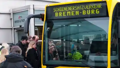 Mit Ersatzbussen versucht die Bahn, die vielen Menschen zu befördern.