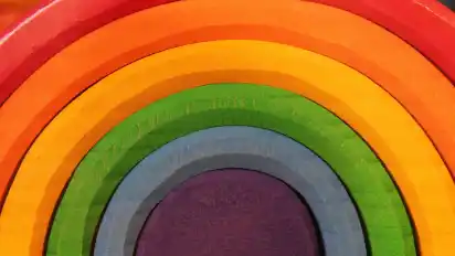 Ebenfalls beliebt ist anthroposophisches Spielzeug aus Holz, wie z.B. dieser Regenbogen.
