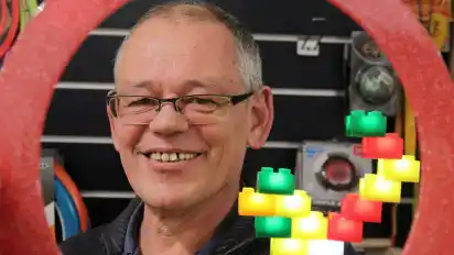 Jürgen Münzer zeigt sogenannte Light Stax — Lego-Steine, die leuchten.