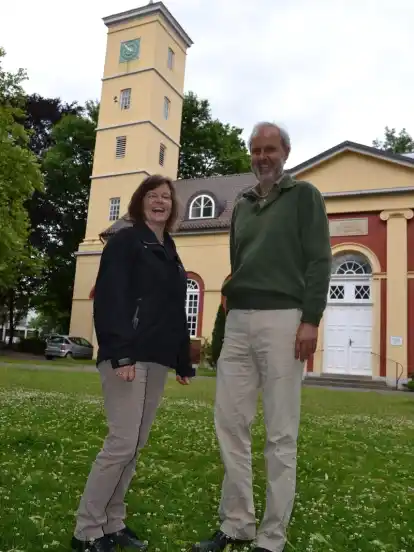 Gesine Lange (hier mit Pastor Volker Keller) erzählt offen aus ihrem Leben.