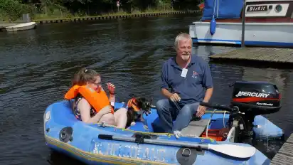Manfred Tacke startete mit Charlene Willert und Vereinshund Tiger eine Bootstour auf der Hamme. Eine Schwimmweste an Bord ist bei den Ritterhuder Ulen auch für Hunde Pflicht. OKI·