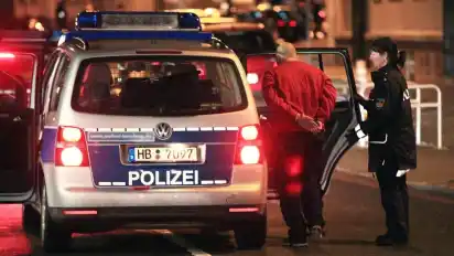 Am Wochenende nahm die Polizei nach einer Schlägerei über 100 Menschen fest.