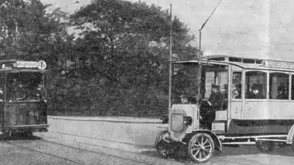 Straßenbahn trifft elektrischen Bus (rechts): Insgesamt drei Linien mit Oberleitungsbussen gab es in Bremen im vergangenen Jahrhundert, aber keine konnte sich durchsetzen. Doch die Idee von elektrisch betriebenen Bussen ist nie ganz verschwunden.