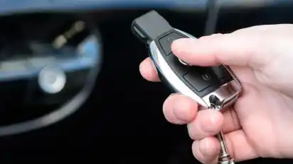 Abschließen und ab in den Briefkasten der Autowerkstatt: Verschaffen sich Diebe aber Zugang zum Schlüssel, kann das zu Ärger mit der Versicherung führen, wenn das Auto geklaut wurde. Foto: Sina Schuldt/dpa-tmn