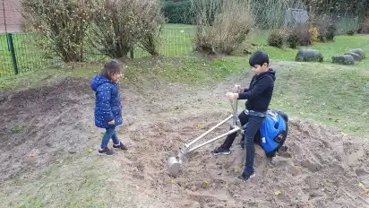 Das Sandspielzeug ist faszinierend, findet "Berat der Baumeister". Seine Schwester Larin hat da das Nachsehen.