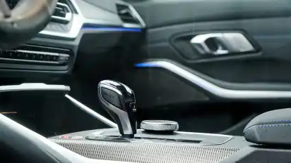 Im Cockpit dominieren edle Materialien. Das Grafiklayout des Digitalcockpits jedoch bleibt ein Ärgernis.