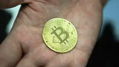 Der Bitcoin gilt als die weltweit populärste Digitalwährung. Aber als Finanzanlage und erst recht als Zahlungsmittel ist die Kryptowährung höchst strittig. Foto: Nicolas Armer/dpa