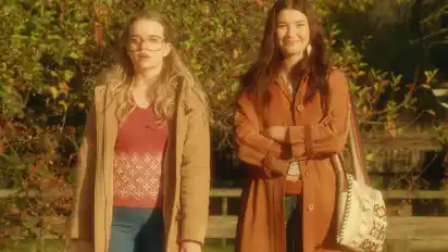Kate (links, Roan Curtis) und Tully (Ali Skovbye) haben sich gerade erst angefreundet, da überredet Tully die sonst sehr brave Kate bereits, mit ihr die Schule zu schwänzen.