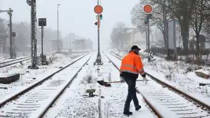In weiten Teilen von Norddeutschland (hier am Bahnhof Soltau) hat der Schneesturm zu Beeinträchtigungen im Bahnverkehr geführt.