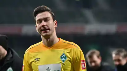 Der Blick sagt alles: Jari Pavlenka und sein Team konnten vor allem mit der ersten Halbzeit im Spiel gegen Schalke nicht zufrieden sein.
